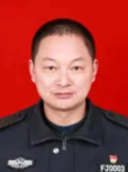 自掏腰包护乡邻！辅警李涛二十年坚守，把普通乡村守成平安样板
 
李涛，男，197