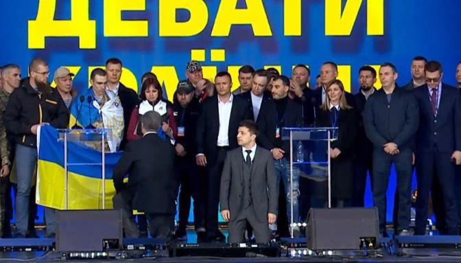 乌克兰今天的结局是乌克兰人自己的选择。回想2019年波罗申科与泽连斯基竞选总统时