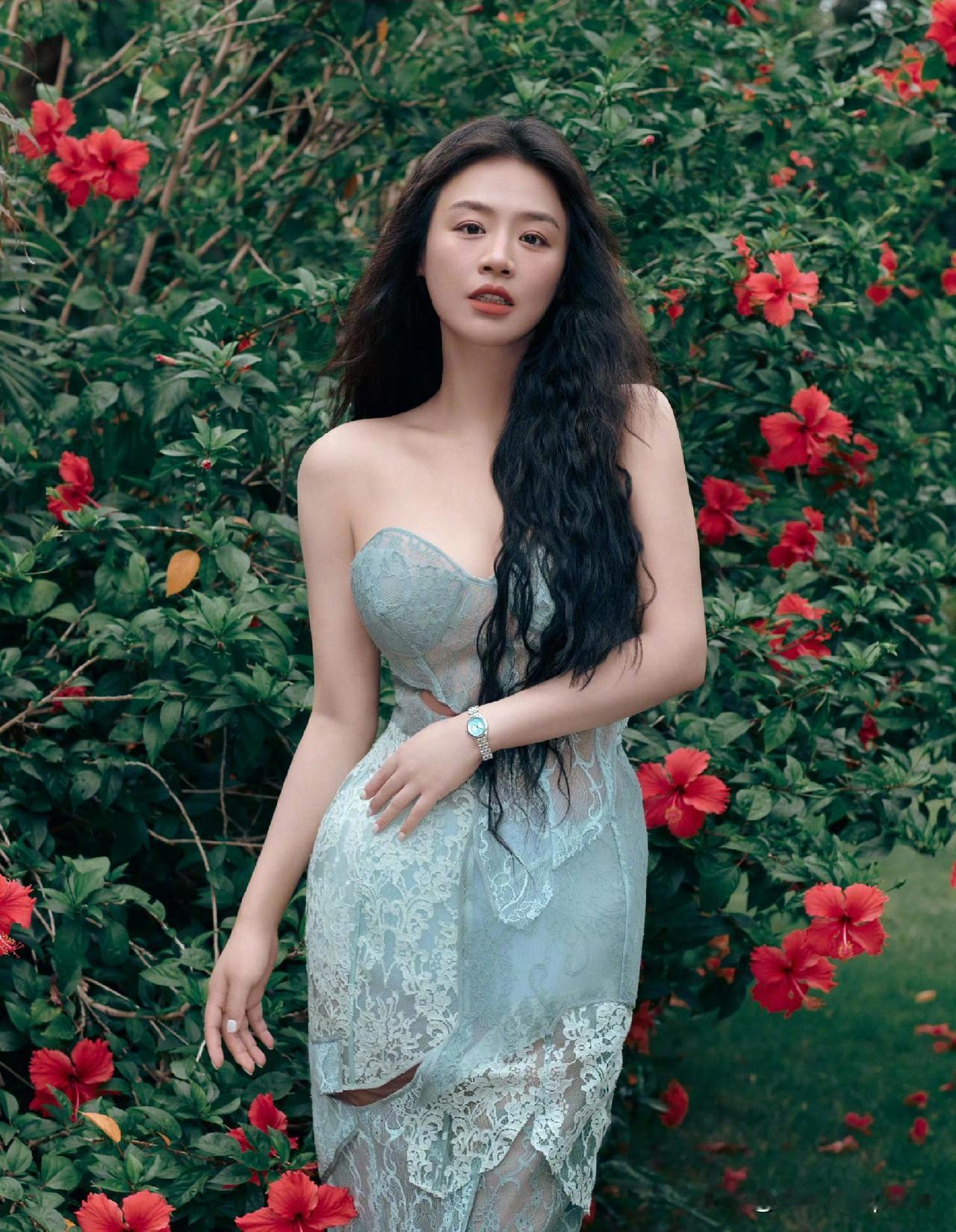 我的天，马思纯这身好好看！
像刚从山林里跑出来的精灵，更像海里游上岸的人鱼公主啊