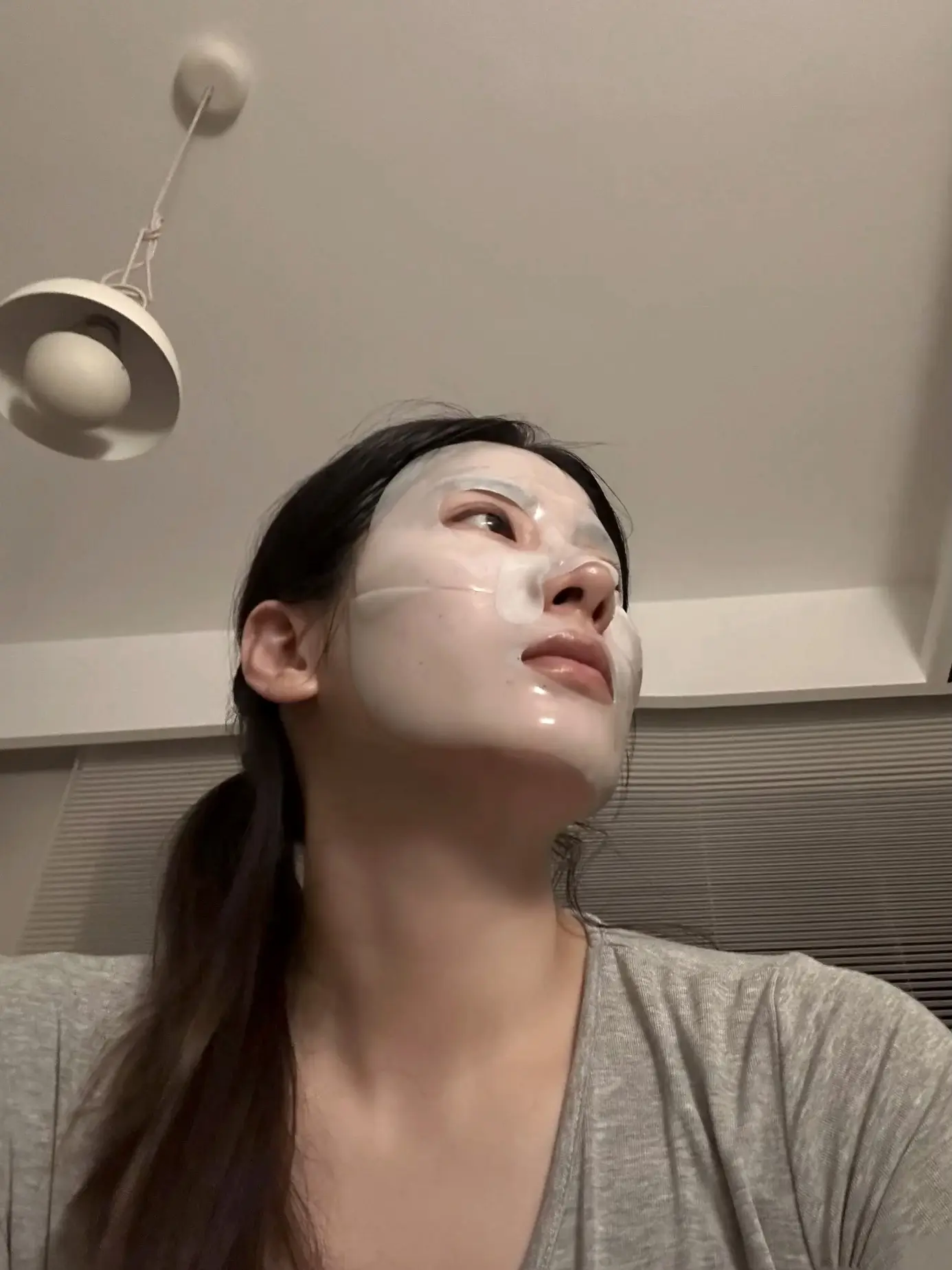 夜晚盖不住心事 生活找不到前途 我也总问自己 烂透的是我还是人生.