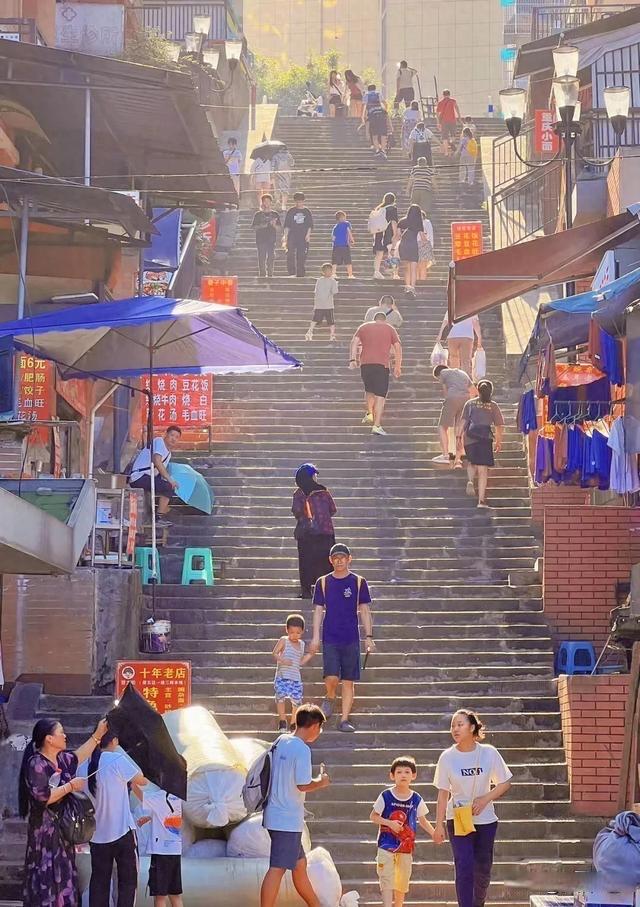 渝中区并非“特意选在陡坡上修建”，而是‌受渝中半岛独特的自然地理、历史防御、交通