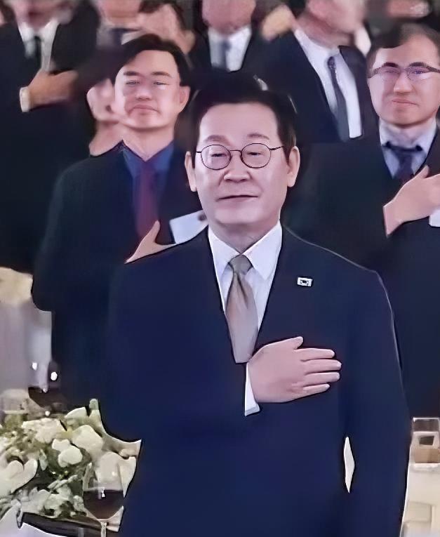 韩国总统李在明新年开启的首次出访，把熊猫作为了重要的访问符号。第一站没安排严肃的