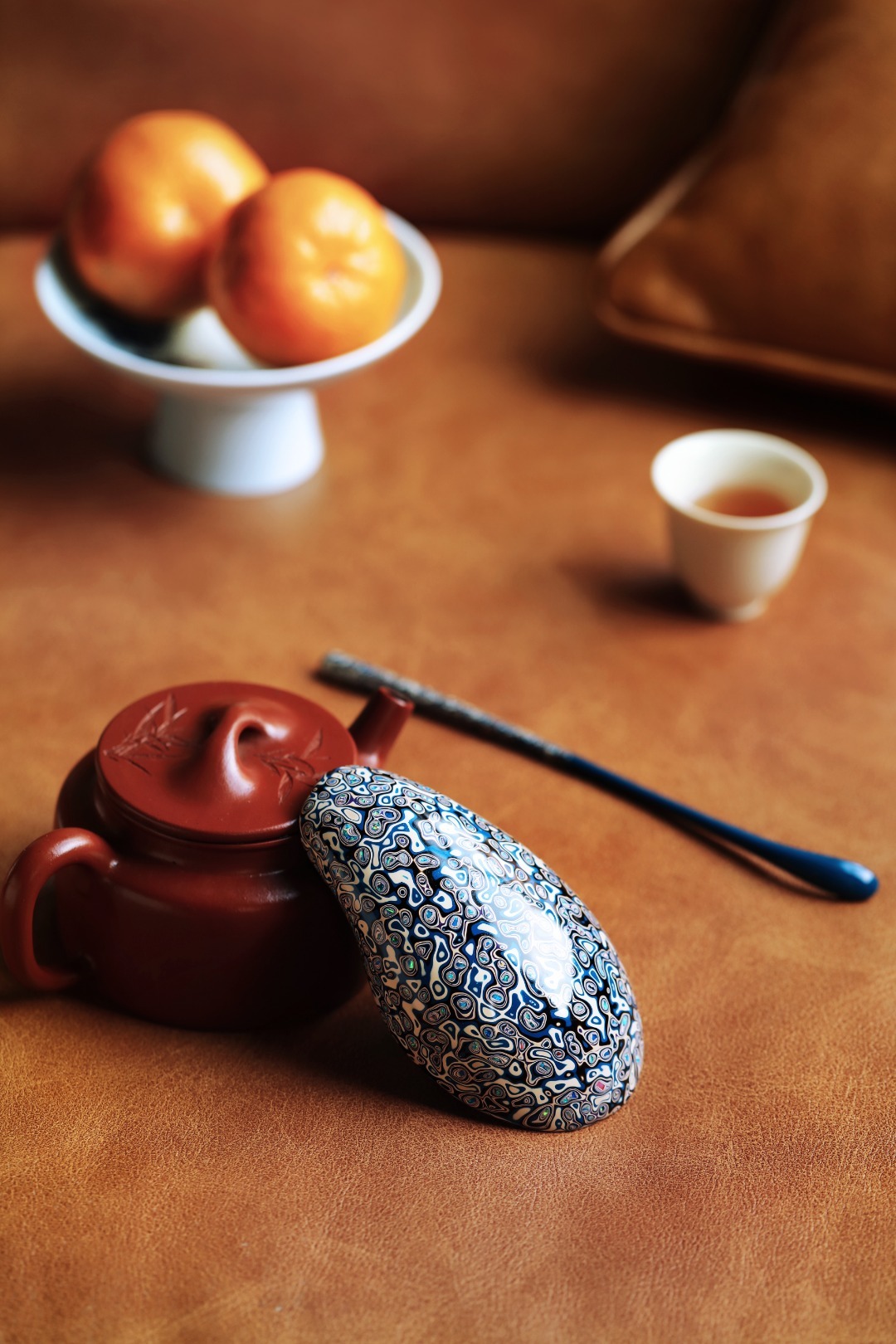 大漆·海青蓝【荷合】 茶则套装紫光檀为胎底，逐层髹漆，镶嵌多彩螺钿，斑斓多彩，反