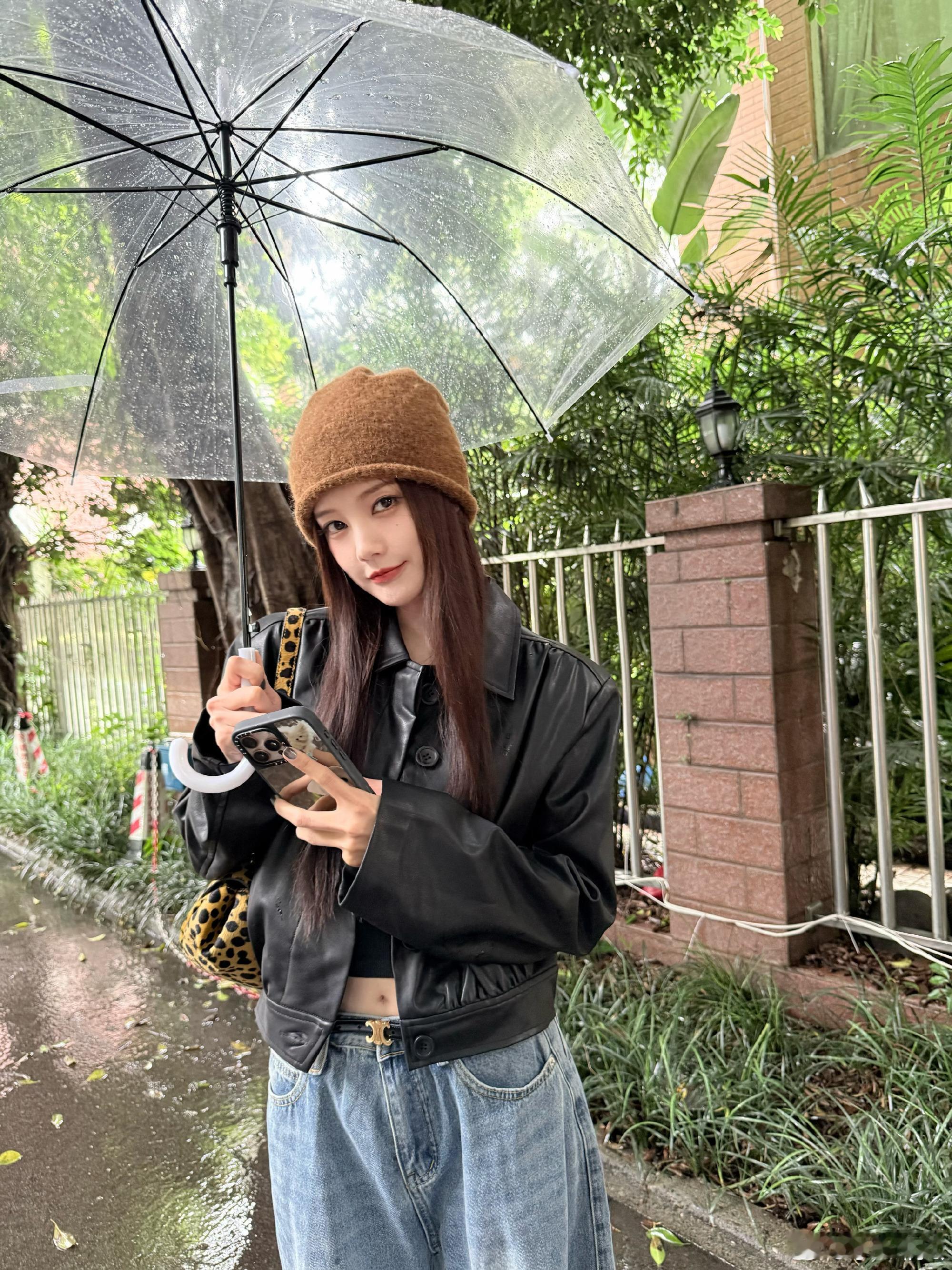 李一桐找人帮她打卡李雪火锅店李一桐最新的照片也太美了吧！！！ ​​​