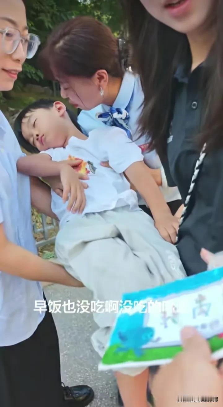 谁家的少爷，到学校了装睡不下车，老师说吓唬一下，说打针，吓唬都吓唬不醒，最后只能
