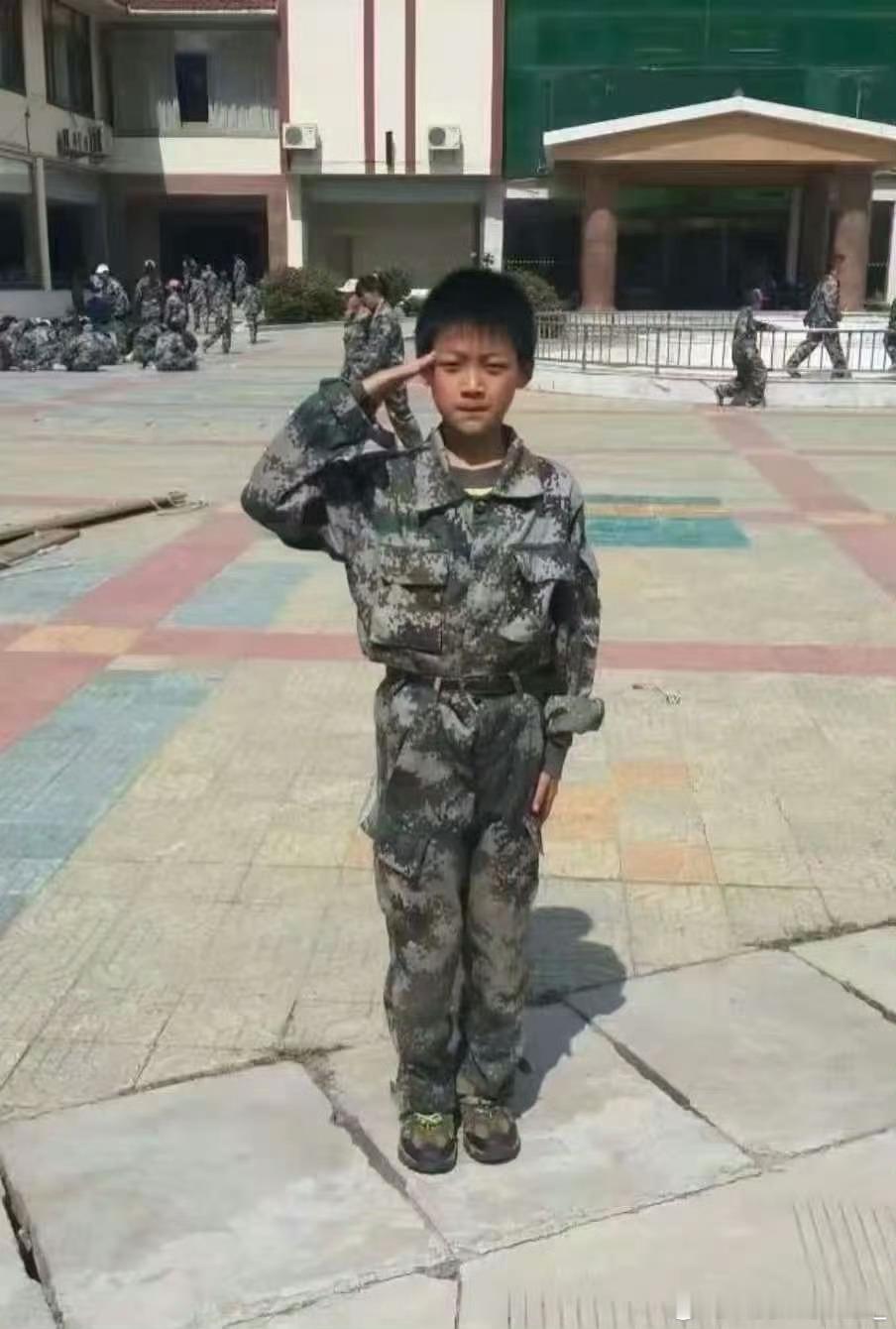 梓渝这个成长比例，一模一样，就这样水灵灵的被扒出来了，火了真好，小学时期都有人关