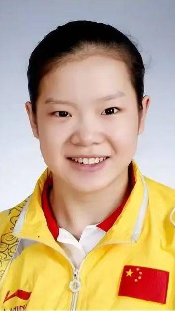 程菲，1988年生于湖北黄石，前中国女子体操运动员，主攻跳马、自由操。她独创“程