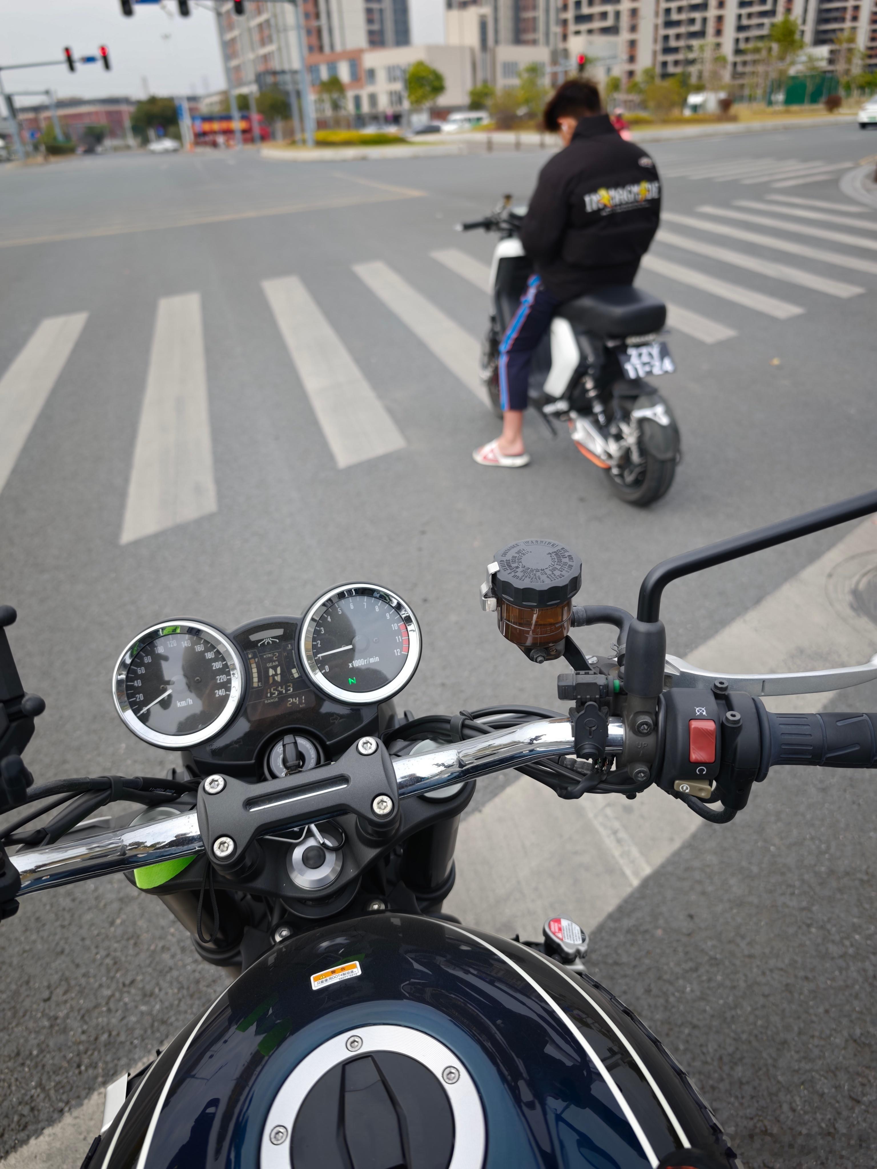 他不但起步比我快，中段加速也更快，比不了比不了