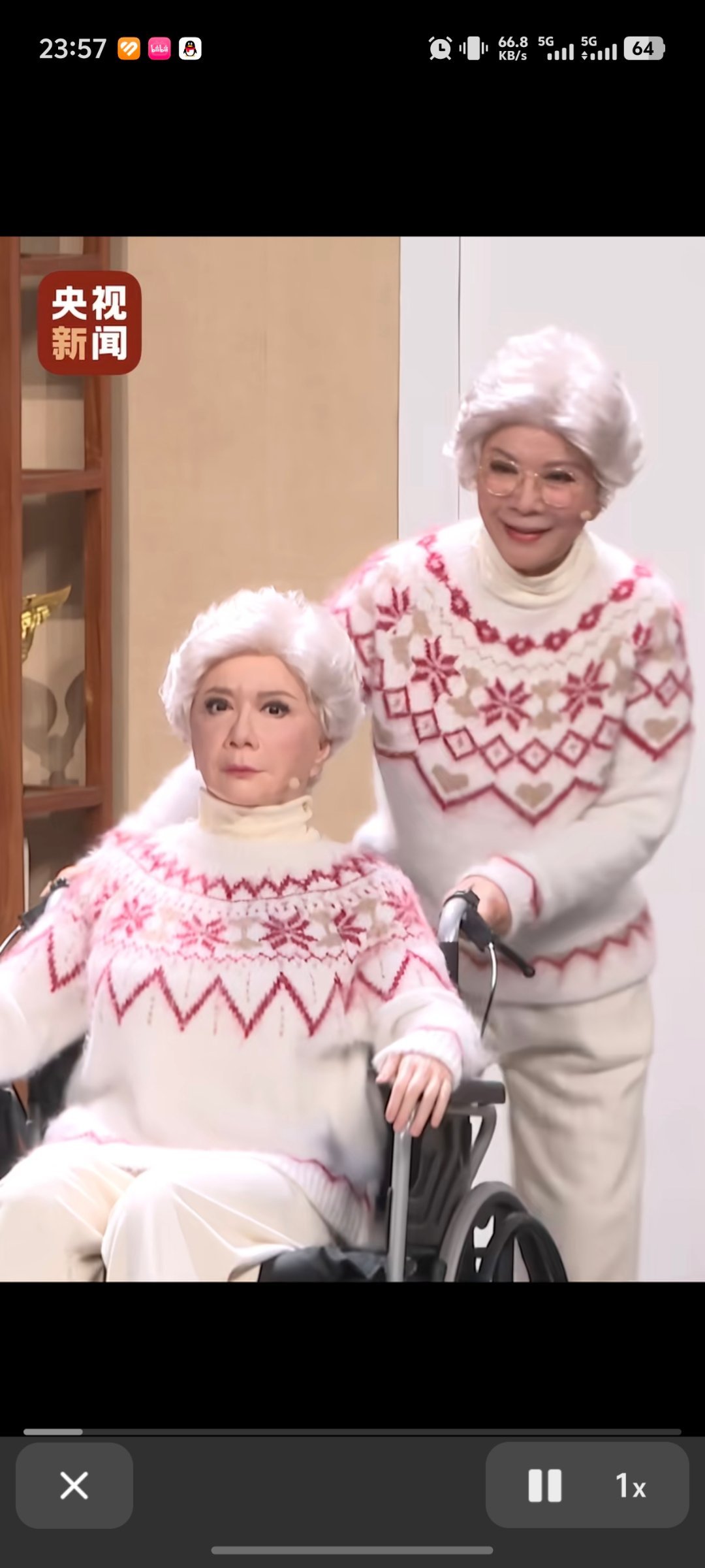 春晚今年的机器人看点更足了，30年前蔡老师模仿机器人，30年后蔡明老师推着机器人