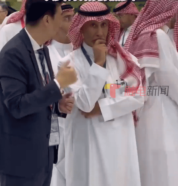 你以为中东土豪们在连连点头是听懂了武器性能，实际上他们只听懂了最后的价格，所以连