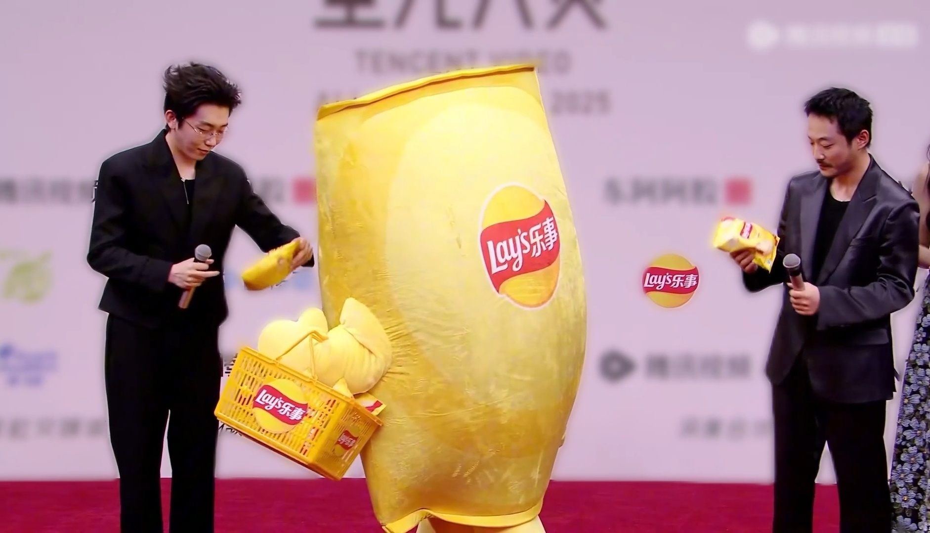 星光大赏乐事太会整活了 撕开乐事薯片的咔嚓脆响，直接对标星光大赏外星从名场面！这