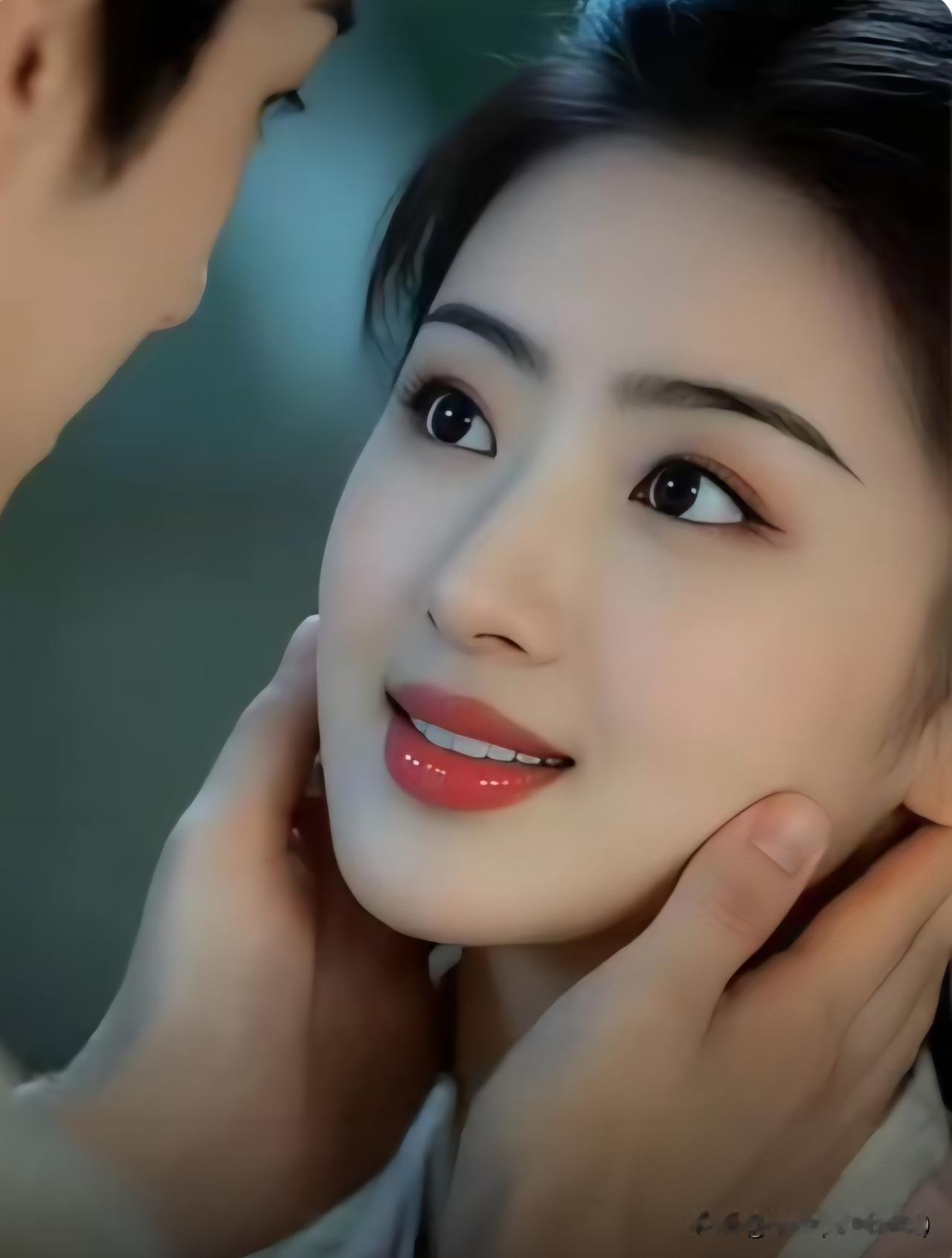 给你
文/刚柔

你说要做我的形影
我便把影子收进掌心
从此风从哪边来
我都护着