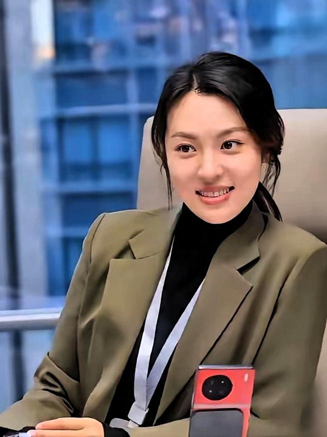 周放和赵丽颖各有各的闪光点呀！周放172cm的高挑身材很亮眼，《父辈的荣耀》里的