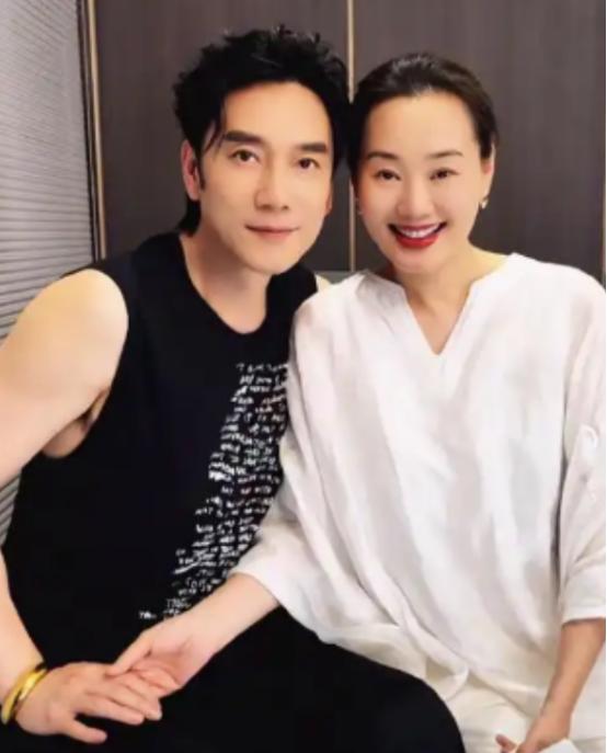私房钱刚到你们手，10秒就没了，几百亿去哪了。
林依轮结婚那会儿挺有意思的。他把