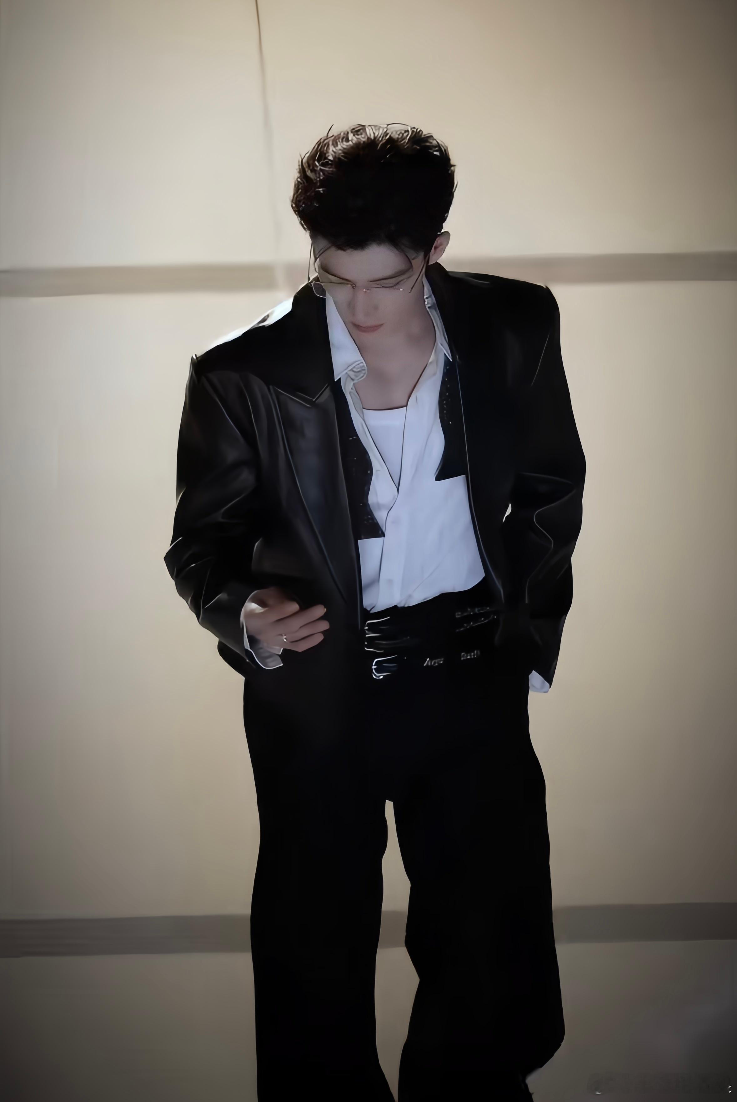 王星越  wxy王星越 线索已就位wxy王星越萧怀瑾泰式橙 这身材比，这张脸，真