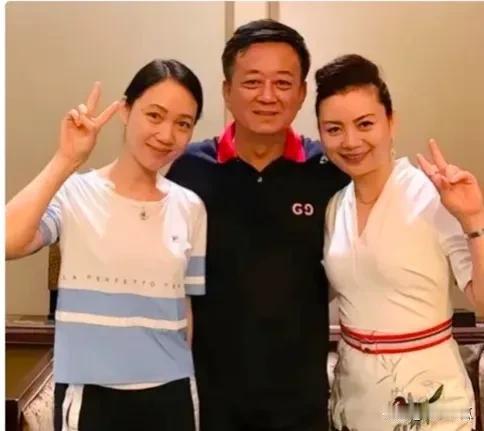 朱军左右两美女你知道是谁吗？朱军是央视节目主持人，他所主持的晚会大部分是人人都观