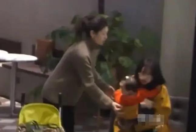 宝妈在餐厅给饿哭的婴儿喂奶，隔壁桌女生当场开骂，说公共场所不文明，还扯出男朋友快