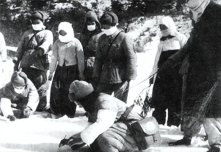 1952年7月，我军军长李湘在查看美军空投的炸弹后，突发高烧，暴毙而亡。毛主席下