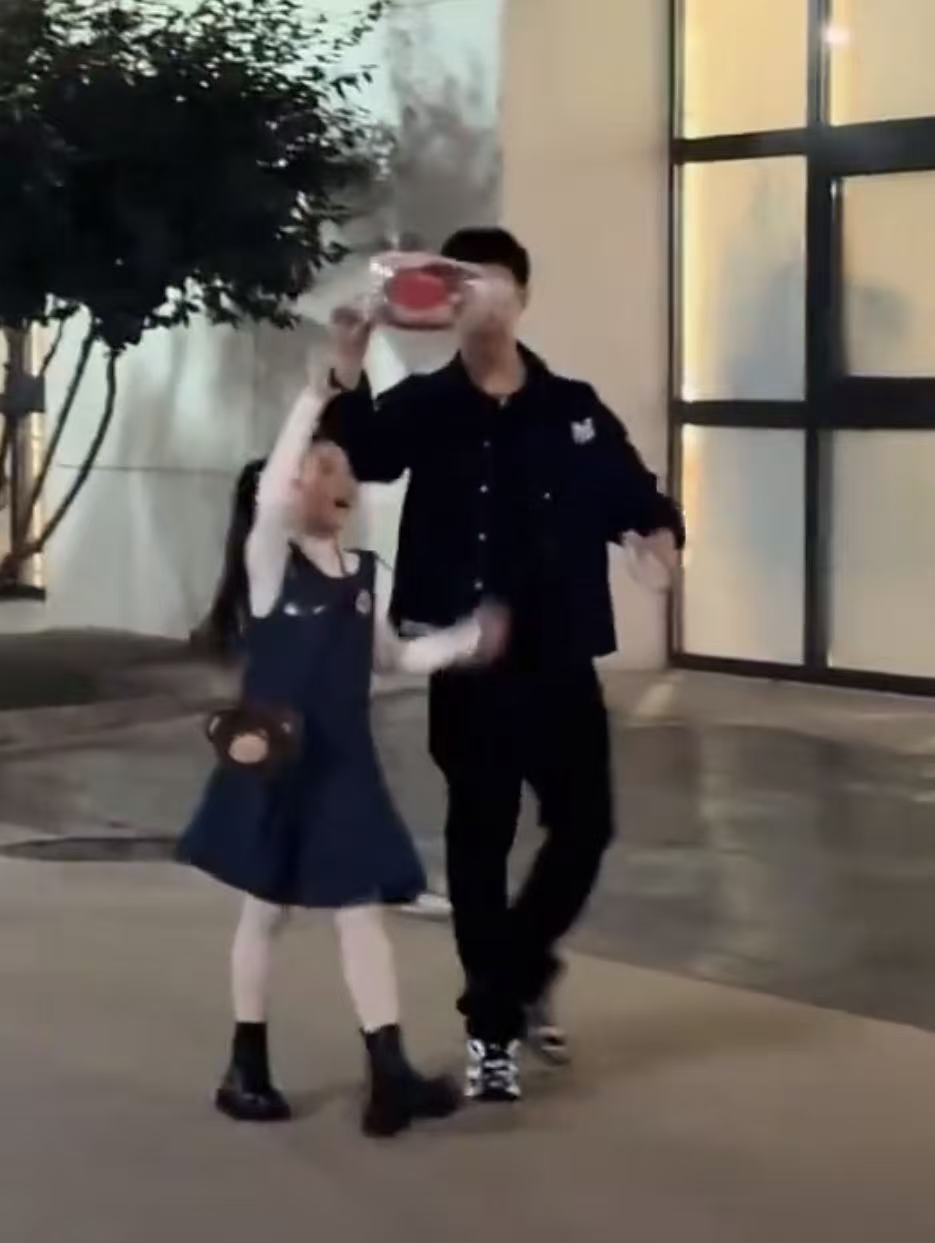 小酒窝探班张维伊小酒窝张维伊互动小酒窝张维伊互动，挺好的，绝啦 ​​​