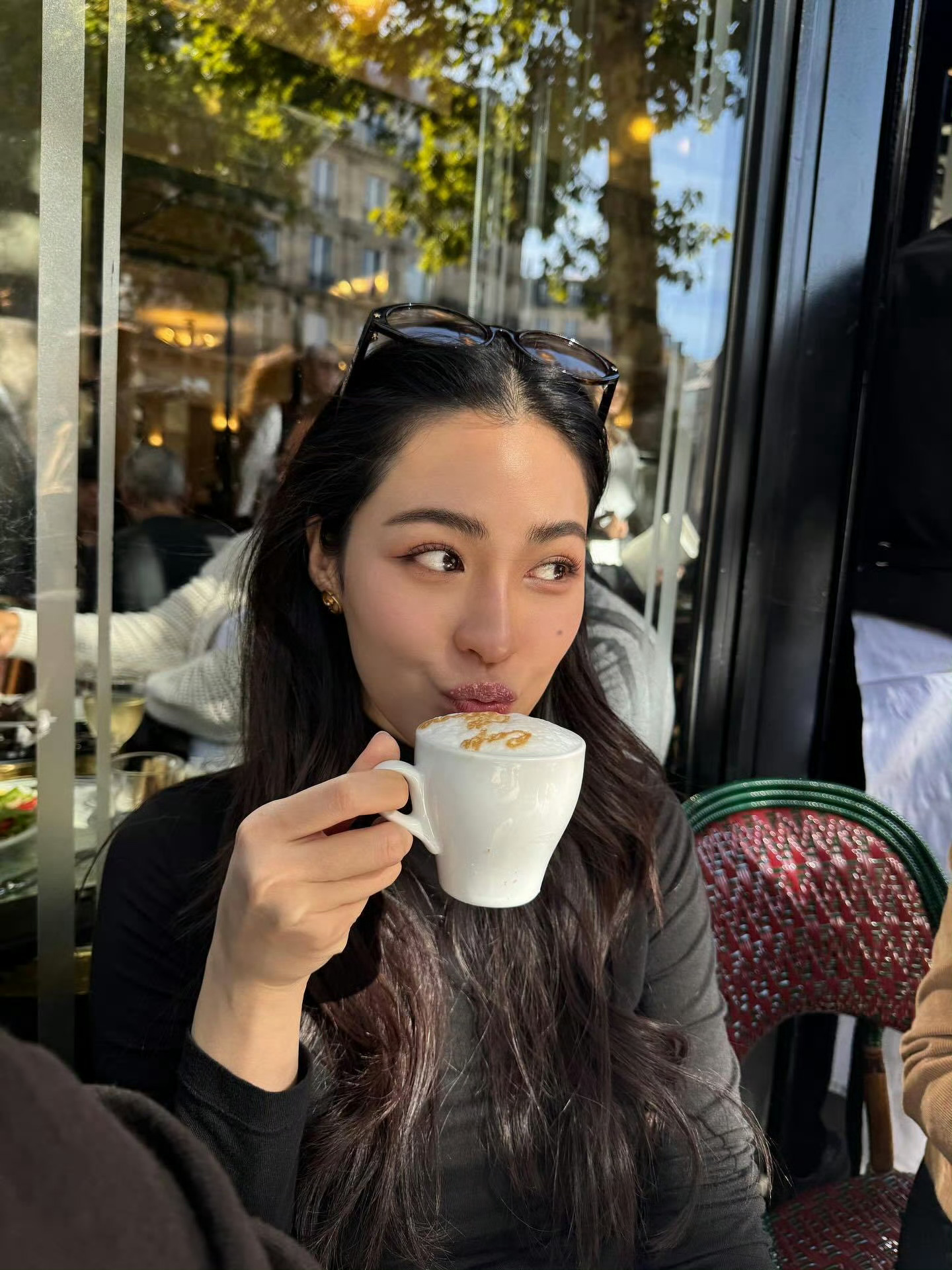 邝玲玲迪奥dior巴黎时装周邝玲玲在巴黎好多饭啊 精神状态太好啦 穿黑高领的邝邝