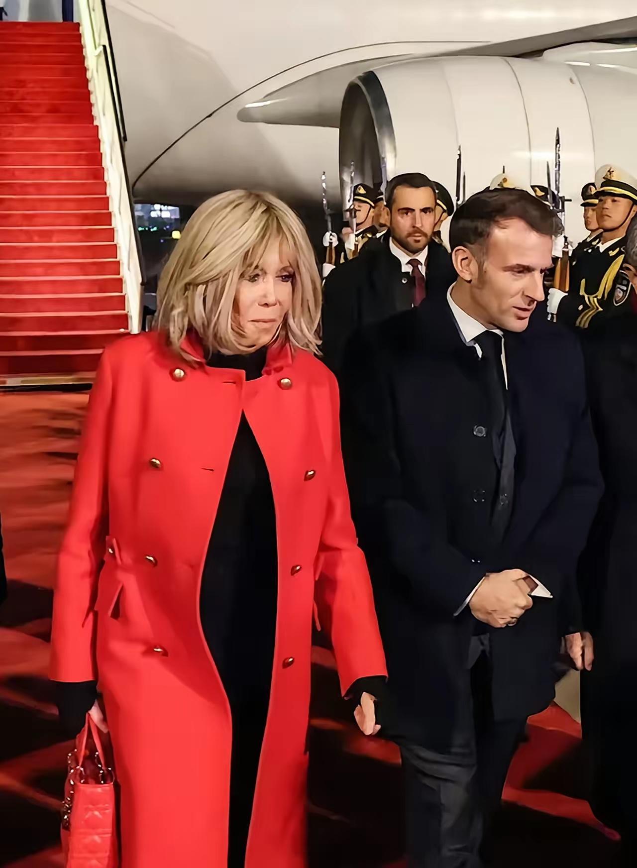 马克龙结束访华之行，随行人员那叫一个震撼。12月5日晚从成都离开时，他们一路上都