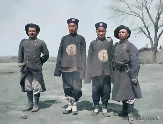 这是一张1902年的合影。照片中间站着的两人是清国捕快，站在两边的两人是八国联军