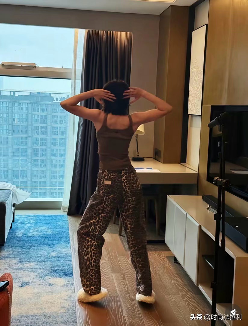 唐艺昕长相真舒服啊，怪不得张若昀这么爱她。平时吃饭好素、卡路里超低。 