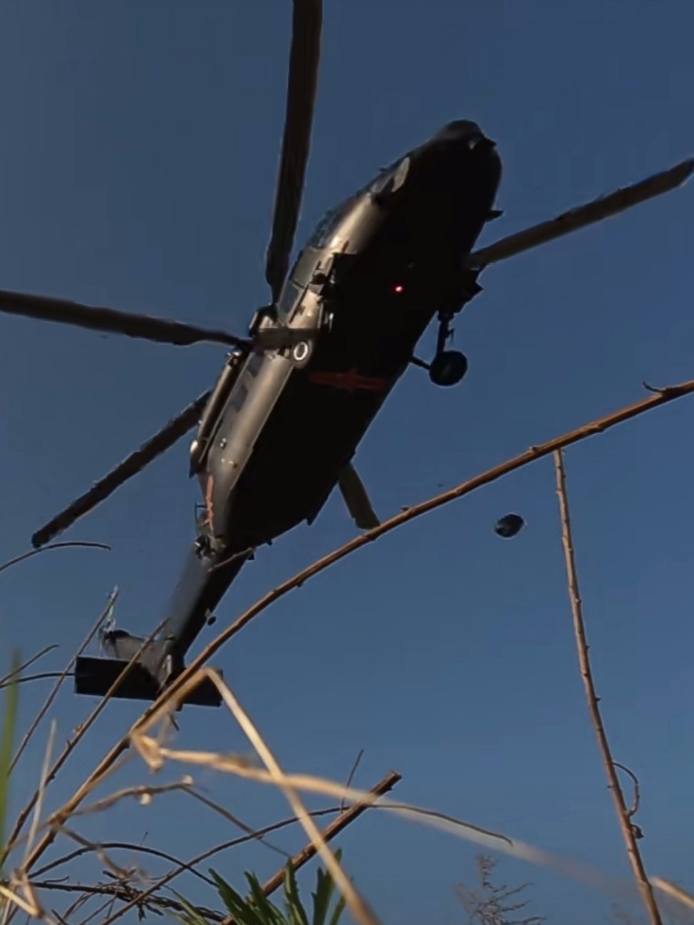 不太常见的科目，直-20空投橡胶软油囊为地面车辆提供补给。这东西挺结实，可以从直
