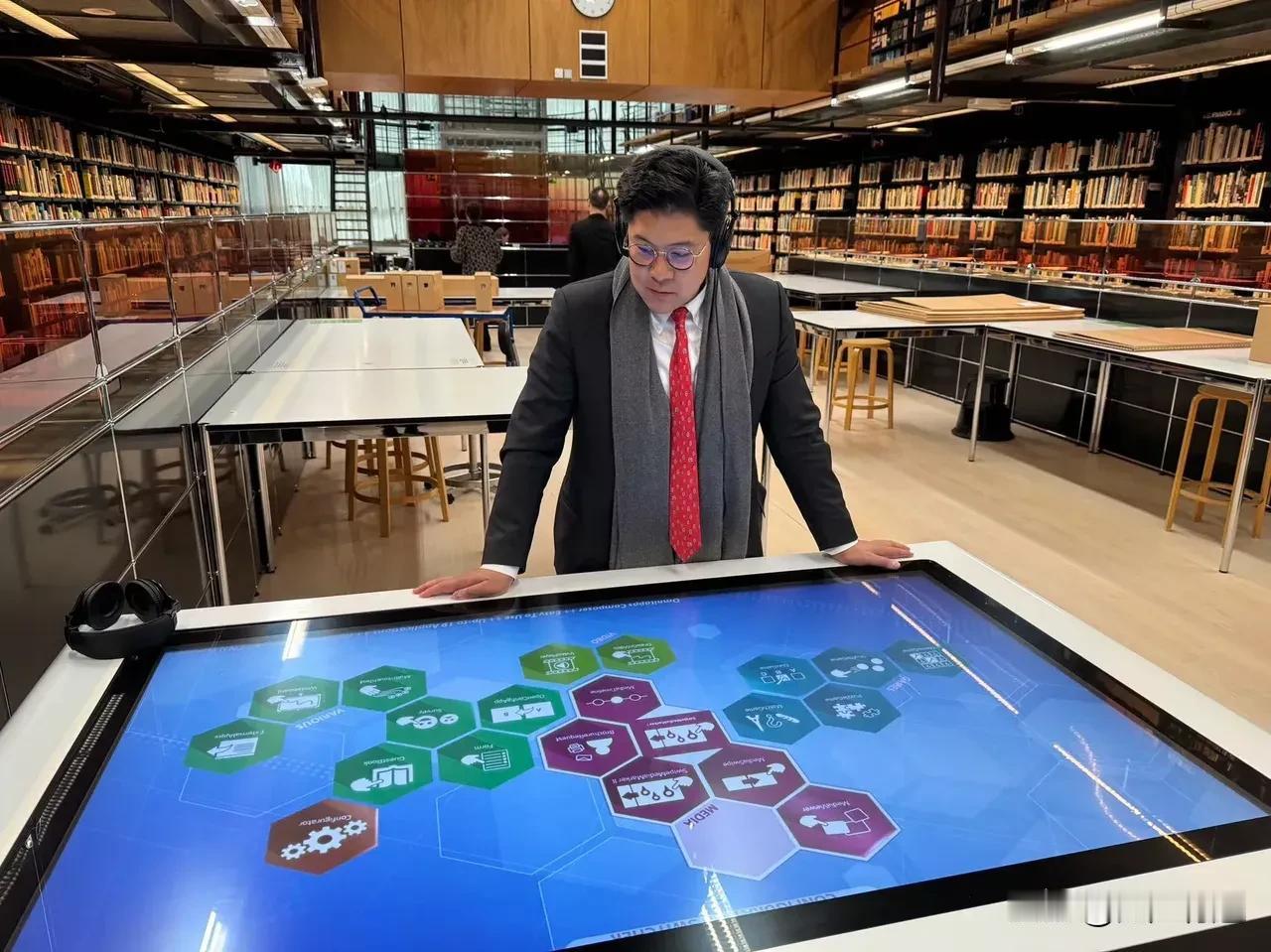 霍启刚荷兰之行，给香港文物中心带来了，一个新的建议。
其中一个建议，非常值得关注