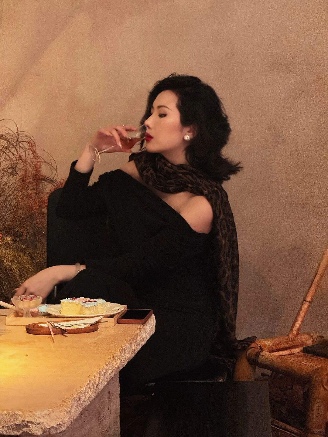像小说里待晚宴散尽的女主人