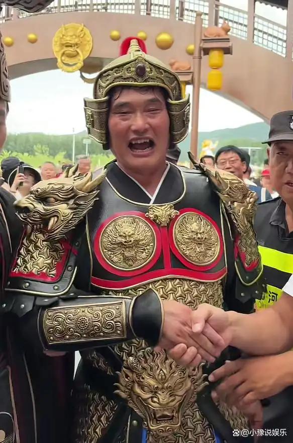 朱之文拼命挣钱会不会与儿子没工作有关？
    大衣哥年纪已经不小，依旧马不停蹄