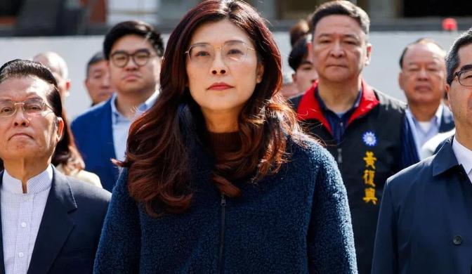 4月7日台北松山机场这一幕，简直把“跳梁小丑”四个字演绎到了极致。

谁能想到，