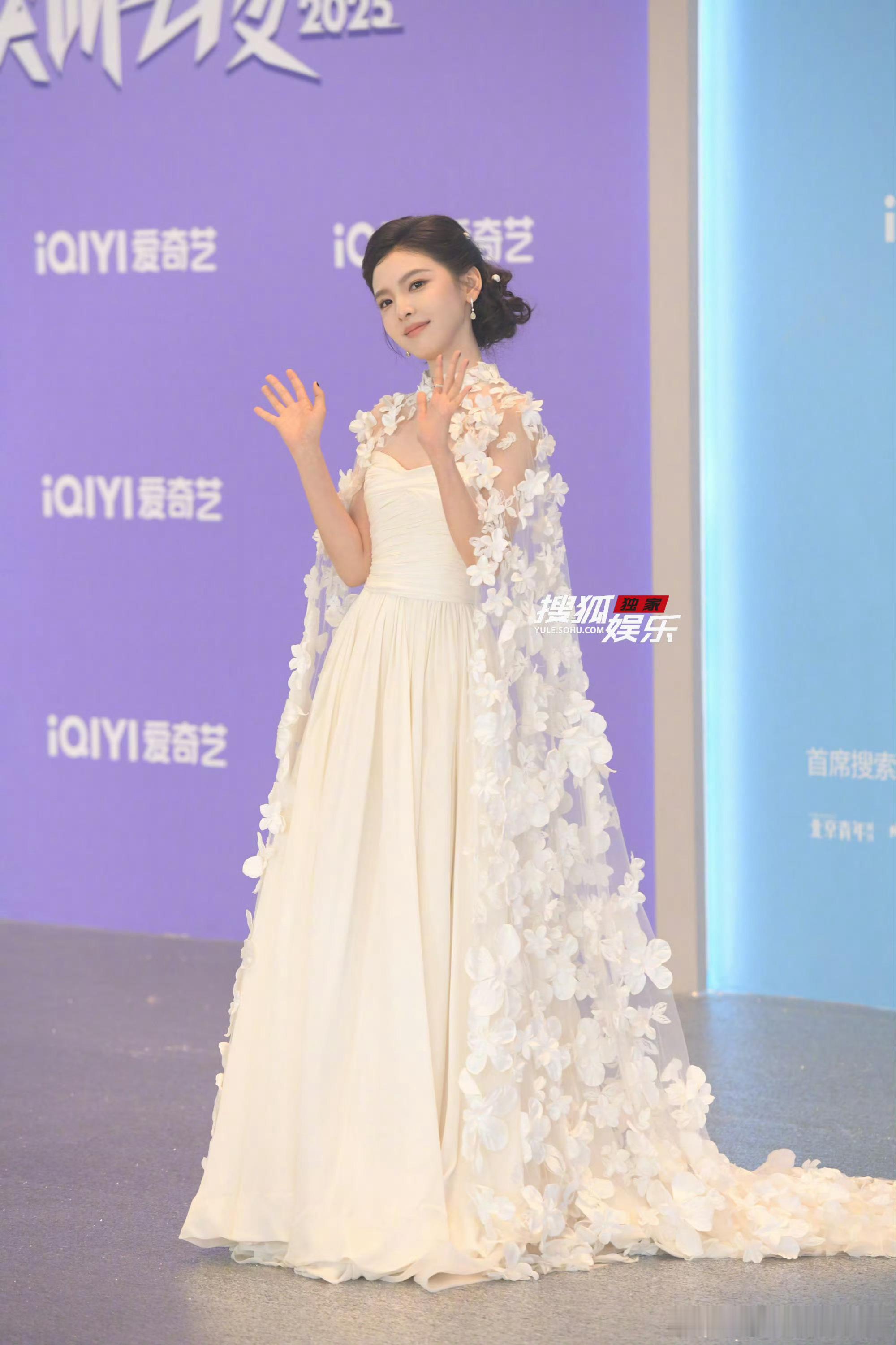 章若楠李兰迪红毯生图状态 