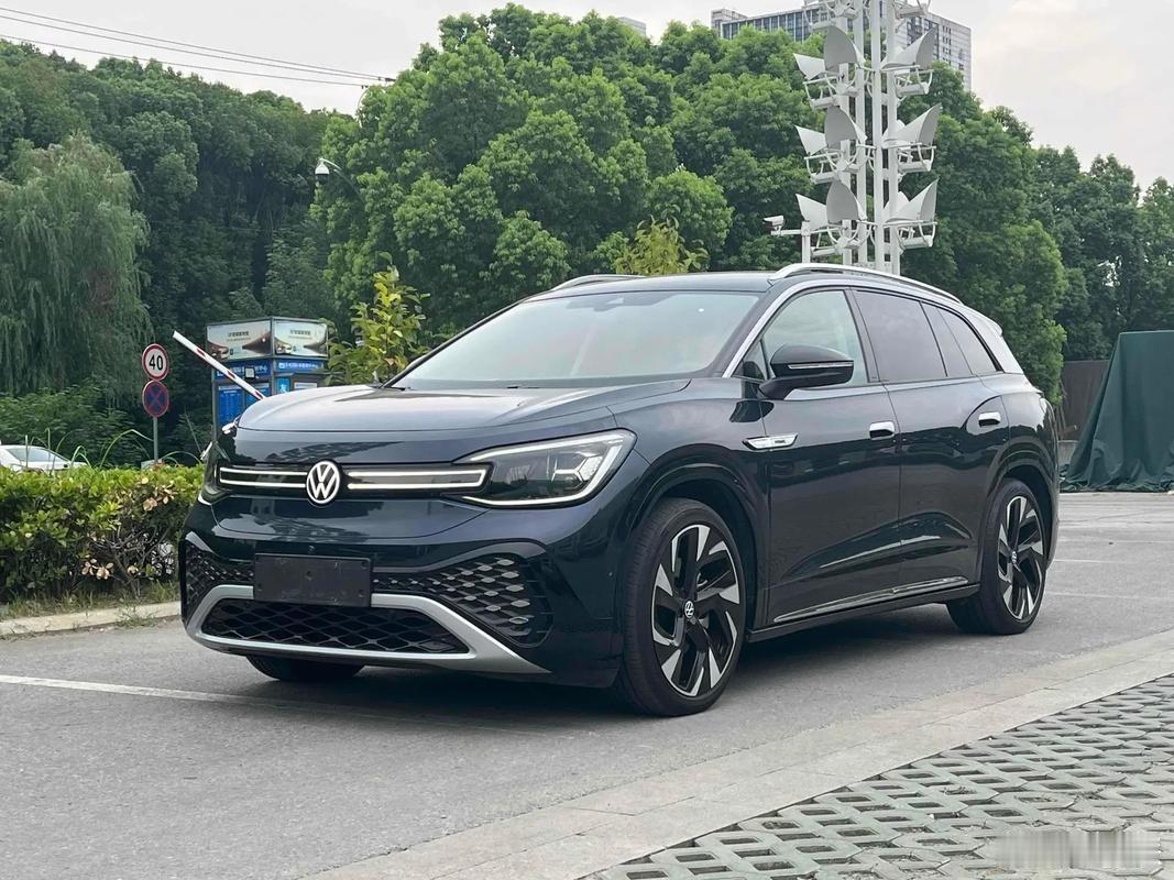 纯电车 之所以常采用科幻、激进的设计，源于其独特的工程结构和用户需求。电池平铺底