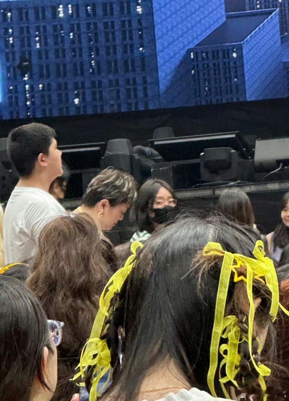 李雪琴去了毛不易演唱会 “毛雪汪”不是限定，是进行时！李雪琴出现在演唱会的那一刻