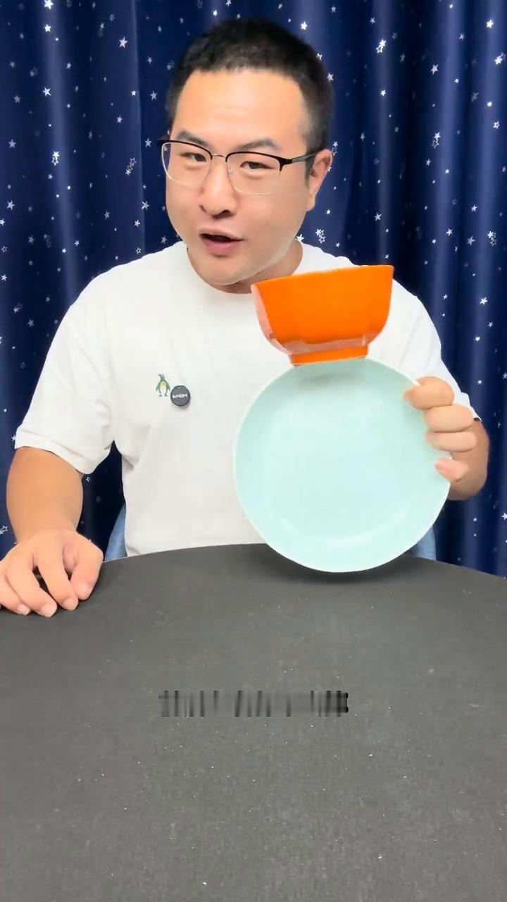饭桌必学魔术：玻璃杯平衡术。
大家好，一个普通的碗和一个普通的盘子，接下来像这样