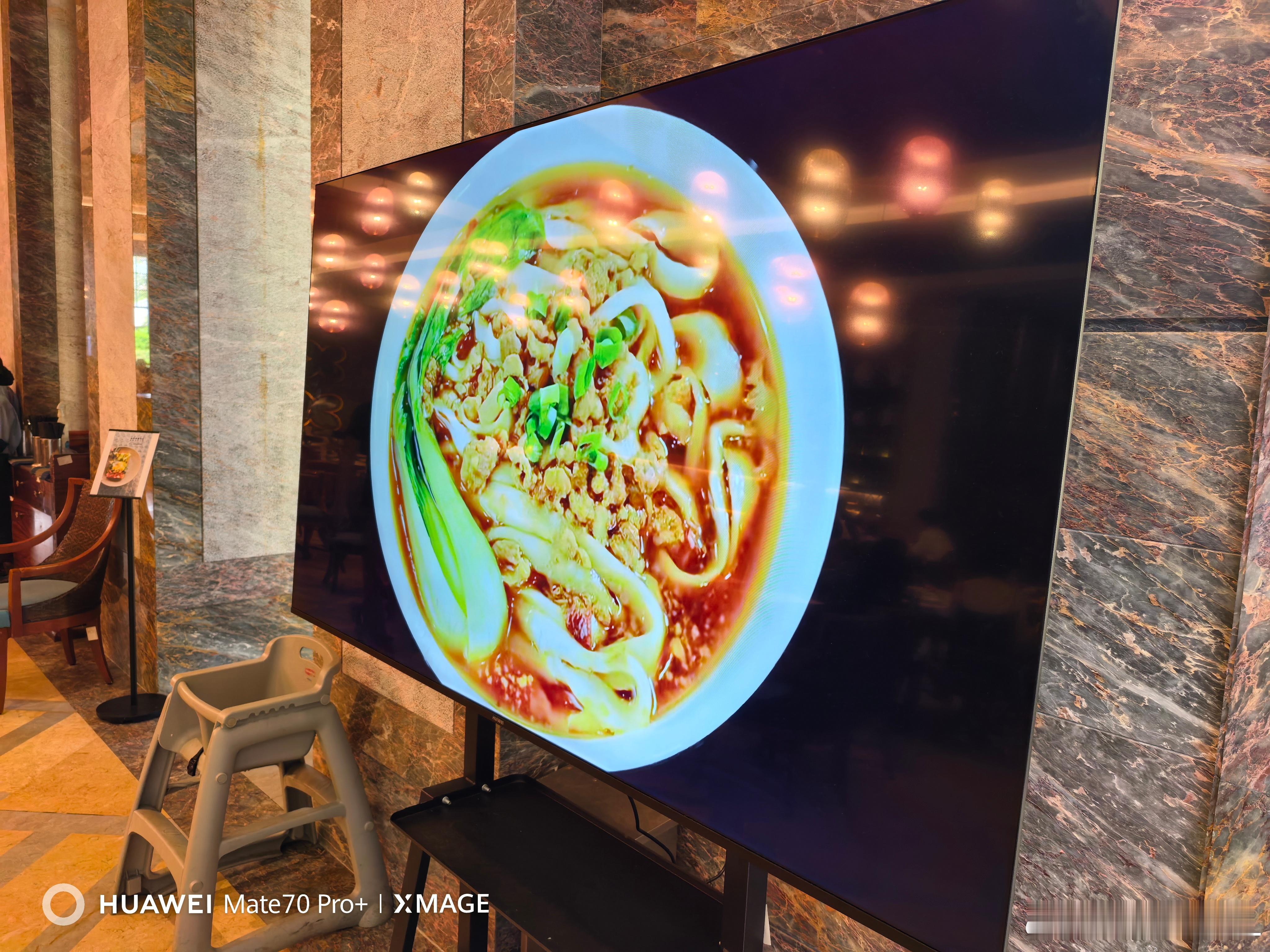 老远看到个华为电视，真大...仔细一看，这不对啊。Huiwei是什么牌子？这样也