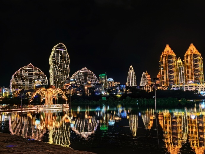 赵小童拍的版纳的夜景赵小童镜头下的西双版纳夜景光影交织在水面，勾勒出夜晚最美的模