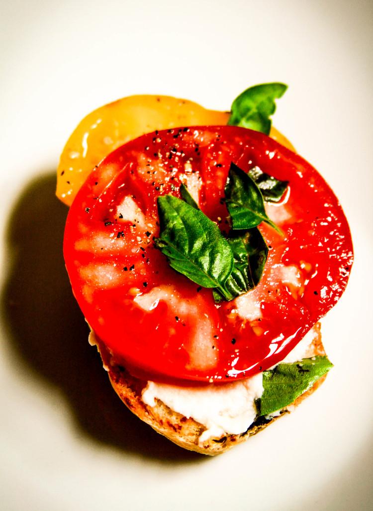 今天早晨刷视频，看到西方一个老太太吃饭，两片面包，微波炉里加热，抹上果酱，切两片