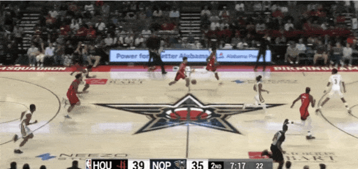 开张喽！杜兰特命中标志性中投！
在今天NBA季前赛火箭对阵鹈鹕的第二节比赛中，杜