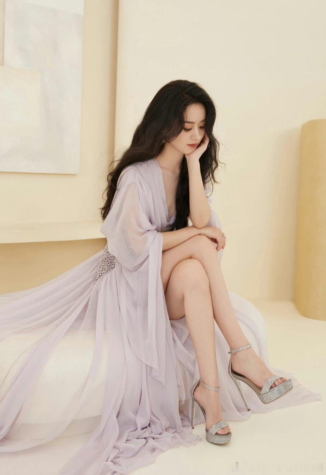 赵丽颖闺蜜暂代经纪人其实经纪人是谁我不在手，因为相信赵丽颖的眼光。 