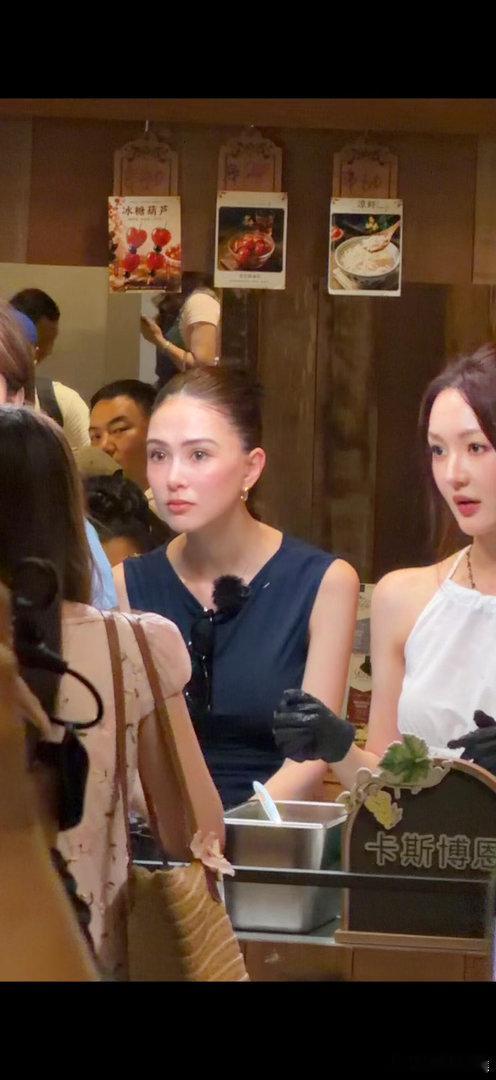 周杰伦监工昆凌上班昆凌站哥周杰伦谁懂啊！周董妥妥宠妻狂魔，蹲旁边监工老婆上班，专