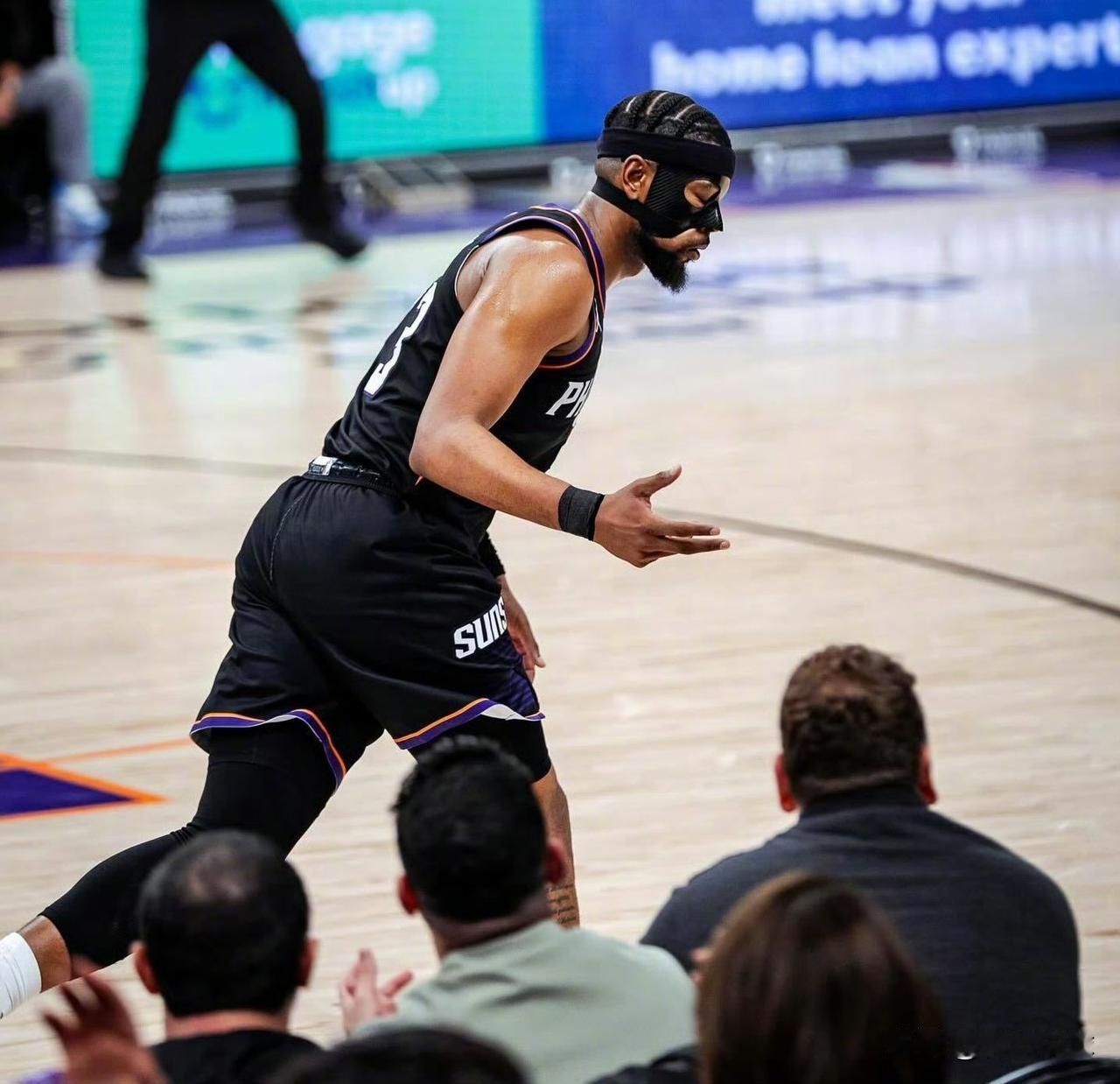 湖人旧将古德温8记三分球救主！

今天太阳队与雷霆队的比赛，凭借布克最后时刻的绝