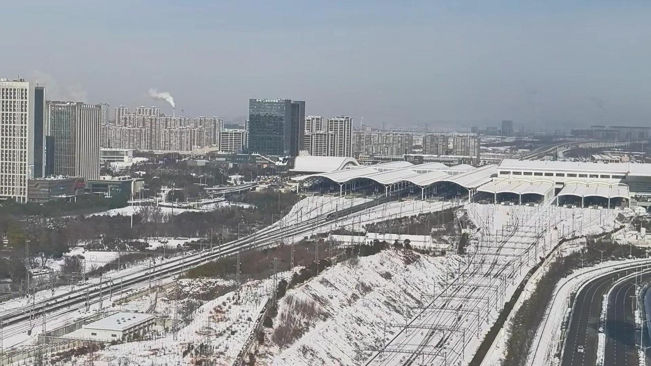 在白雪覆盖的徐州东，大地一片苍茫。突然，一道黑影呼啸冲出站房，越来越近越来越快，