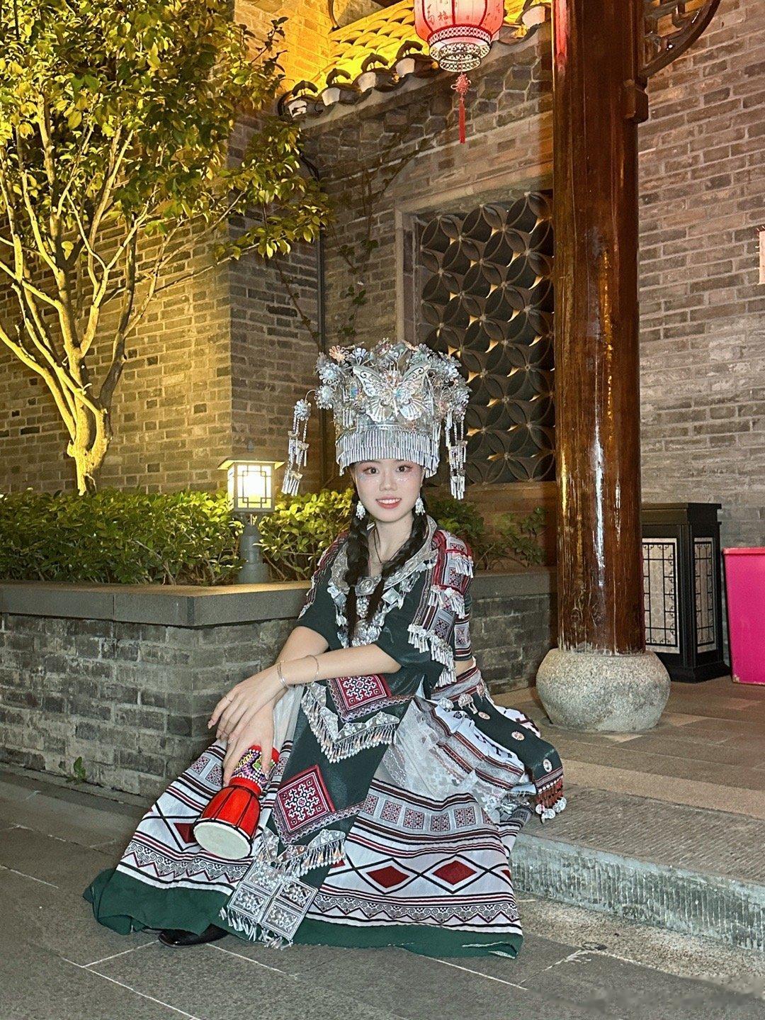 拍摄的时候路人说我们两母女好漂亮 然后我侄女说这是我的漂亮姑姑 姑姑还好年轻哈哈