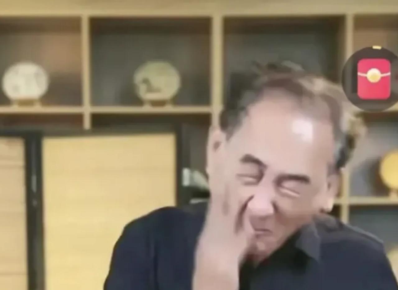 侯耀华徒弟直播狂扇自己耳光

在直播间里，谢雷突然间像是被什么给触动了心弦，情绪