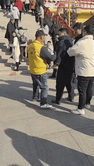 现在去寺庙进香都变味了！网友爆料：说是不让带香进庙，必须要在里面买。关于背后可能