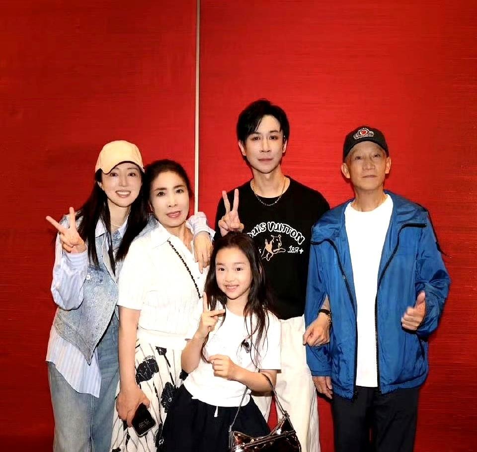 “小张张”也能当爸？

继父被娃喊外号，不炸毛还陪笑，这操作换自家早掀桌。

张