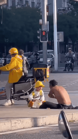 孩童一念温柔，治愈匆忙人间


兰州街头暖心一幕：小黄帽小朋友偶遇路边残疾大叔，