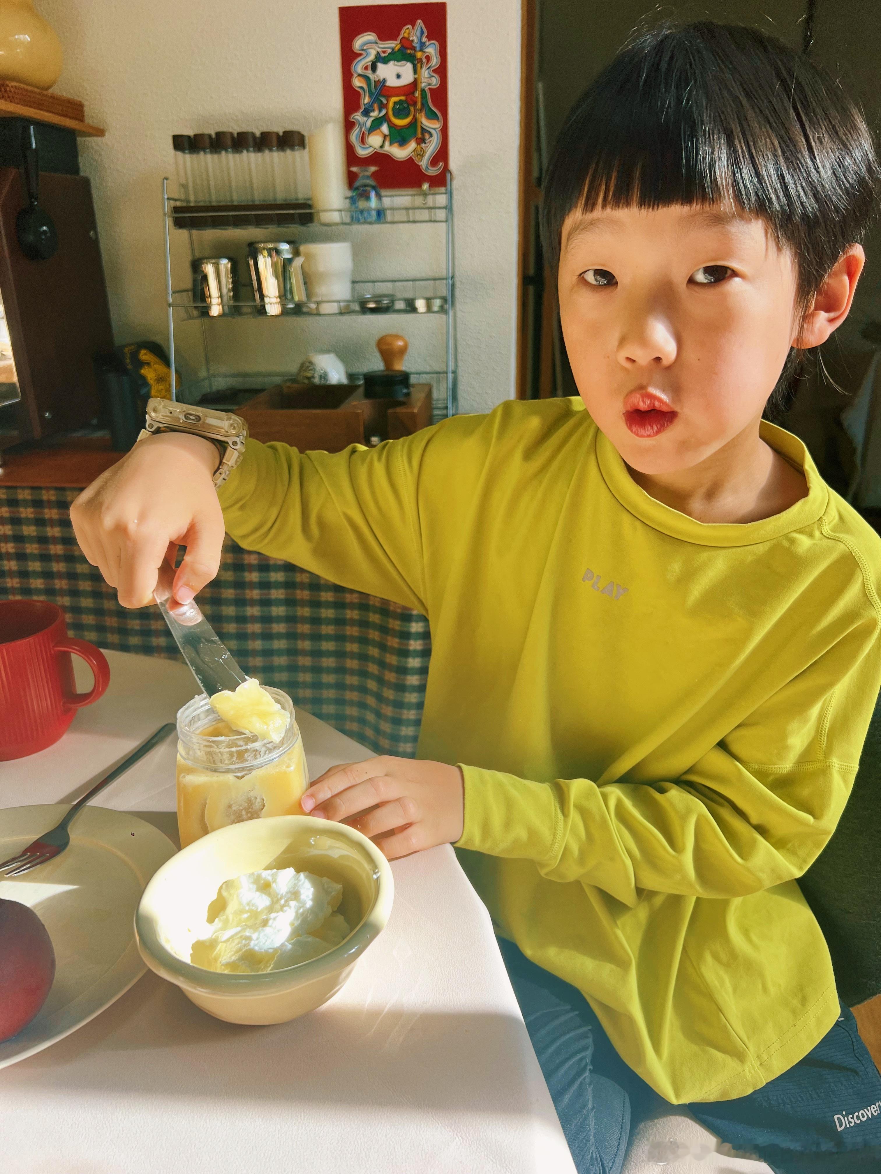 今天做早餐的时候突然发现一个问题。包子明明他只能吃一个，我会做两个；饺子明明都是